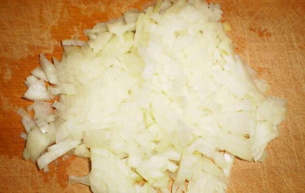 Sliced ​​onions will help you restore the healthy look of your nails.